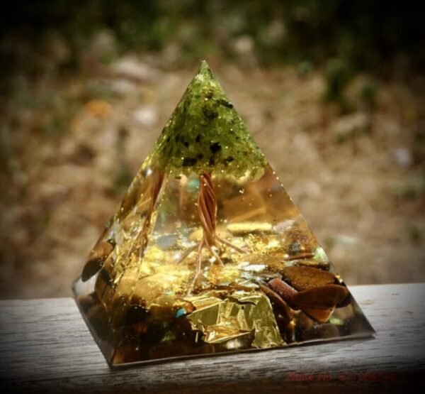 Piramide Orgonite Esmeralda e Olho Tigre 70x70mm