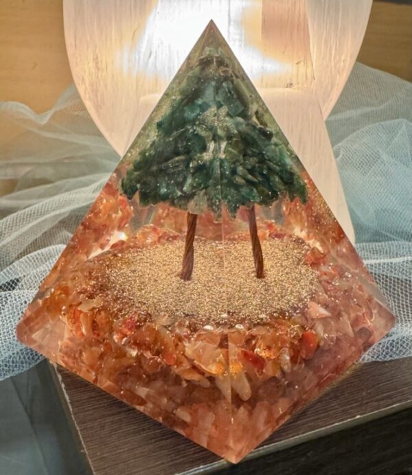 Pirâmide Orgonite Cornalina e Quartz Verde 70x70